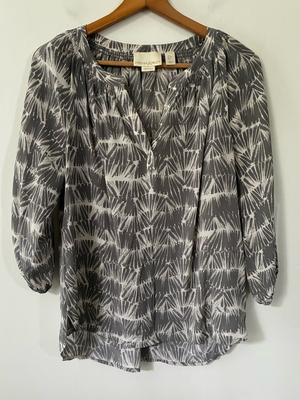 Cynthia Rowley 100% Silk Blouse Gray Print Peasant Top 3/4 Sleeve